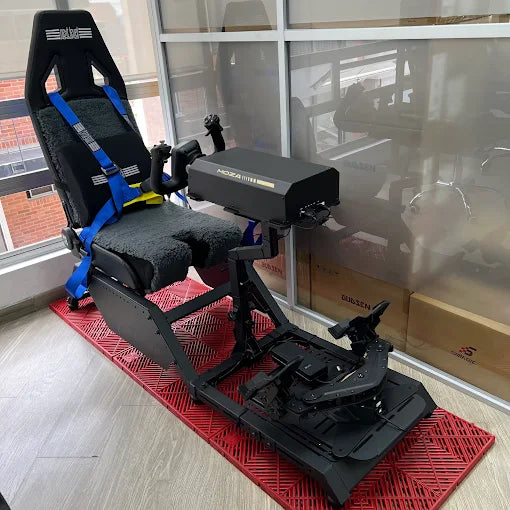 Cockpit de simulador de vuelo con yoke Moza en la tienda FC Racing