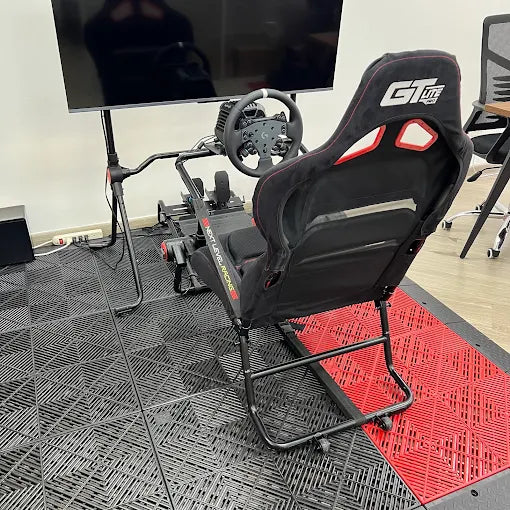 Simulador con cockpit Next Level Racing GT Lite y volante Logitech en la tienda FC Racing de Bogotá