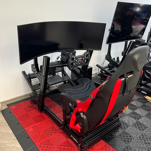 Cockpit con monitor curvo y volante de fórmula en la tienda FC Racing de Bogotá
